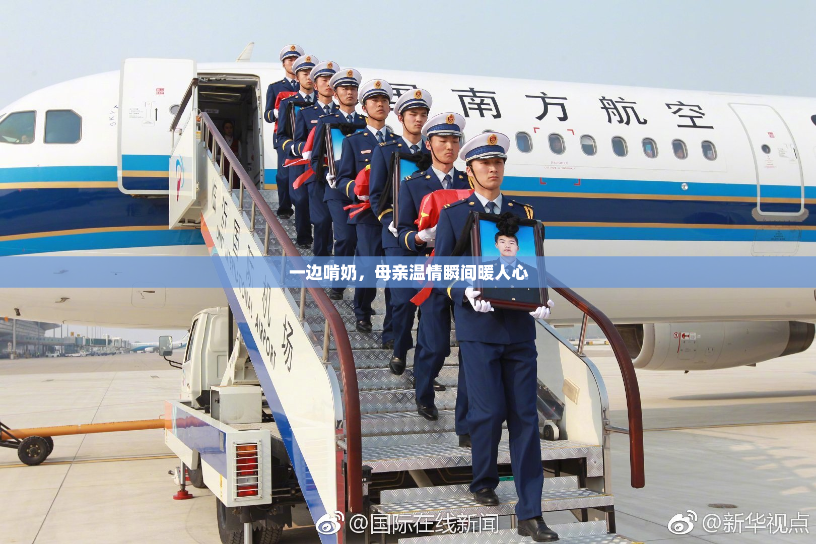 一边啃奶，母亲温情瞬间暖人心